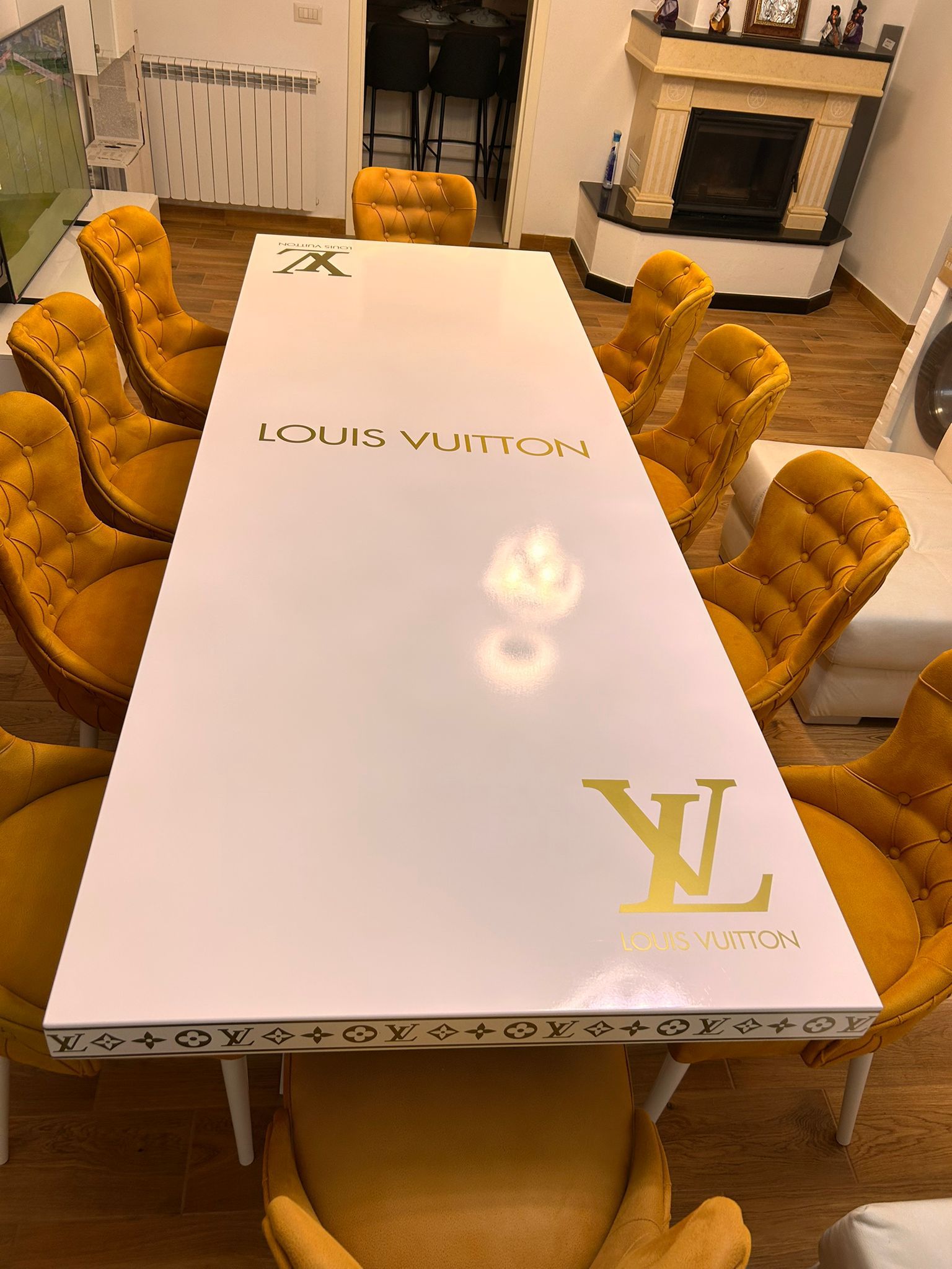Set masă LV + 12 scaune Chicago - 8000 Lei